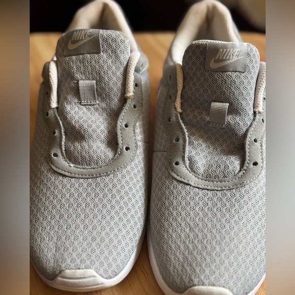 Nike White and Gray Women’s Sneakers Size 8 - Picture 2 of 11